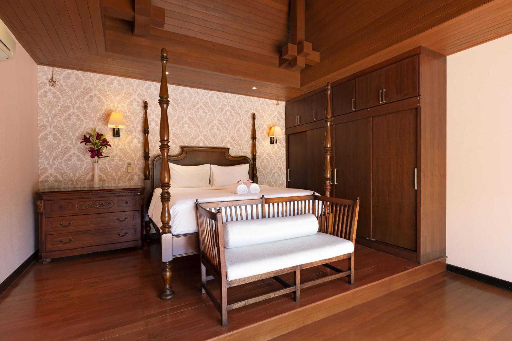 Extraordinary Courtyard 6Br Pool Villa Sri Suri, Naiharn Rawai Bagian luar foto